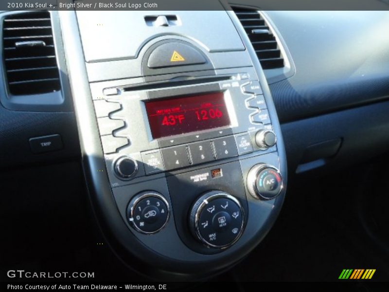 Bright Silver / Black Soul Logo Cloth 2010 Kia Soul +