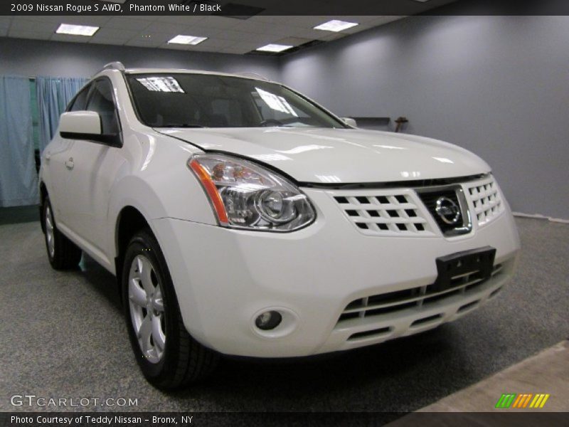 Phantom White / Black 2009 Nissan Rogue S AWD