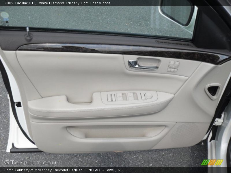 White Diamond Tricoat / Light Linen/Cocoa 2009 Cadillac DTS