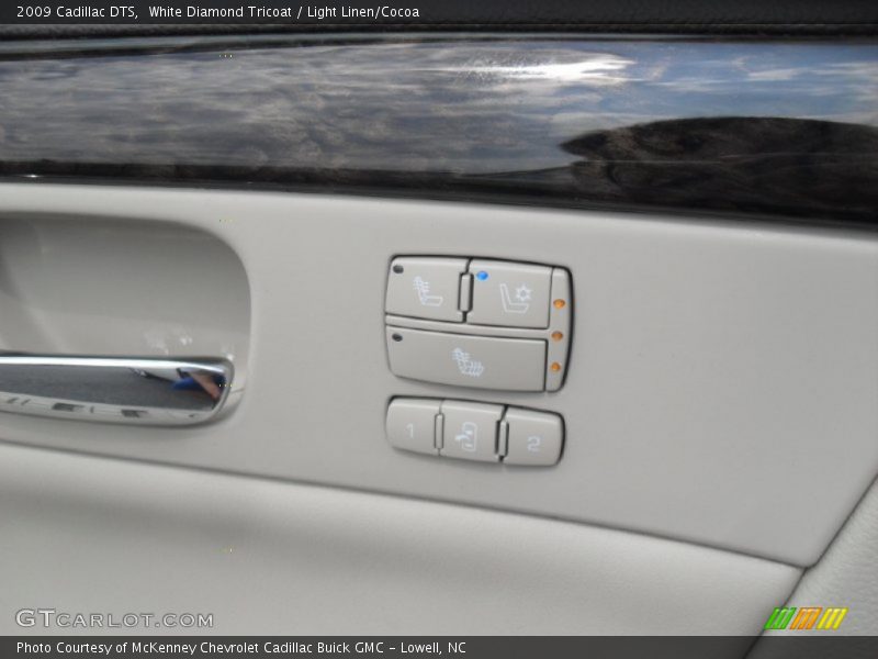White Diamond Tricoat / Light Linen/Cocoa 2009 Cadillac DTS