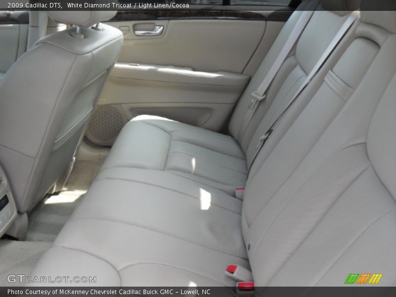 White Diamond Tricoat / Light Linen/Cocoa 2009 Cadillac DTS