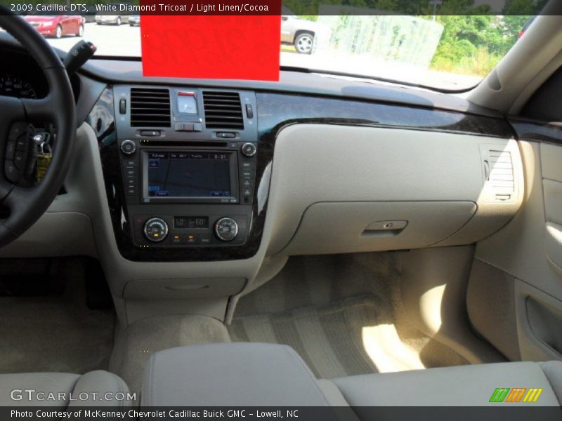 White Diamond Tricoat / Light Linen/Cocoa 2009 Cadillac DTS