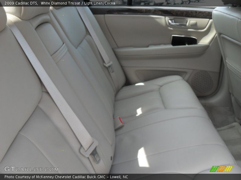 White Diamond Tricoat / Light Linen/Cocoa 2009 Cadillac DTS