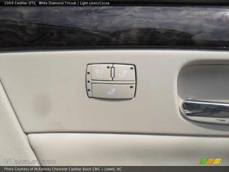 White Diamond Tricoat / Light Linen/Cocoa 2009 Cadillac DTS
