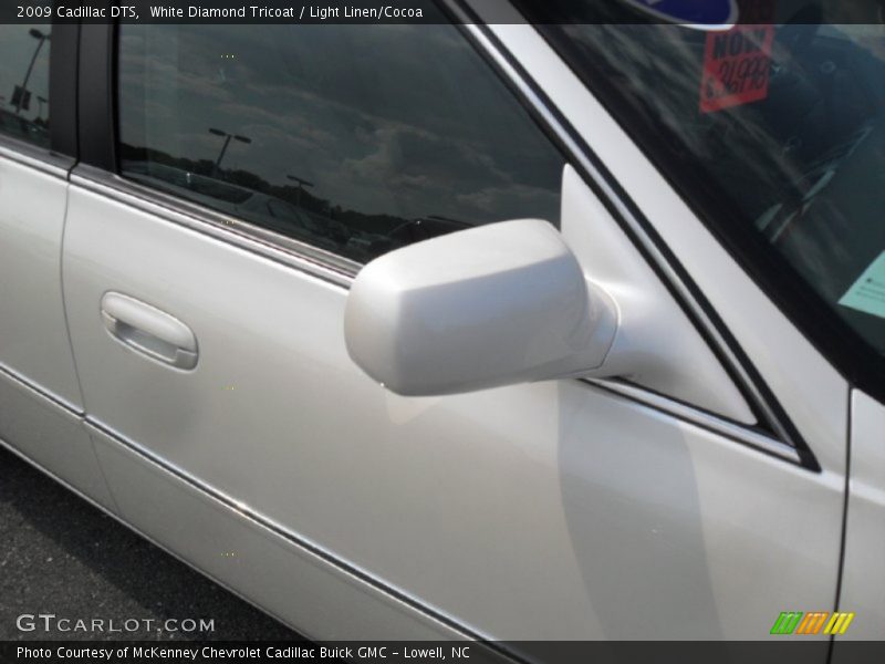 White Diamond Tricoat / Light Linen/Cocoa 2009 Cadillac DTS