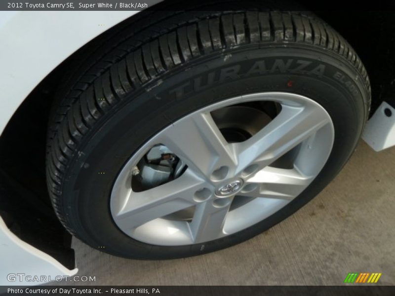 Super White / Black/Ash 2012 Toyota Camry SE