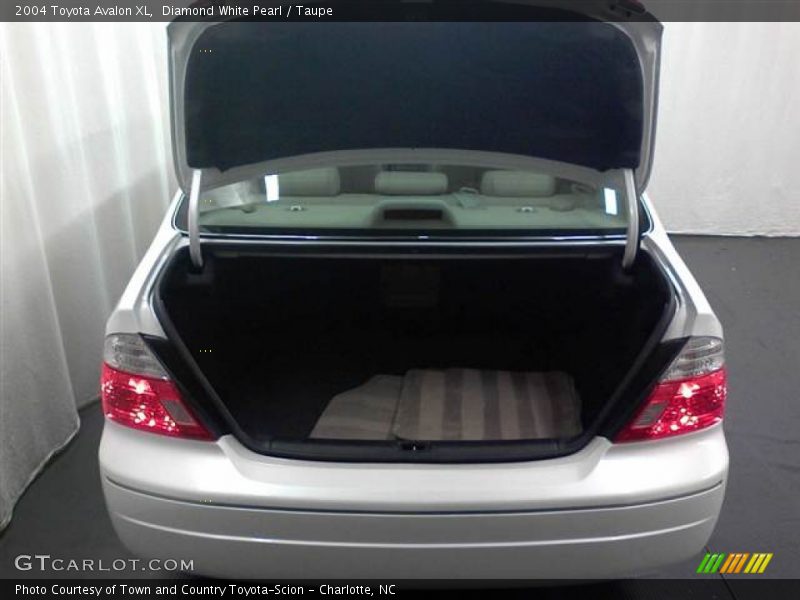 Diamond White Pearl / Taupe 2004 Toyota Avalon XL
