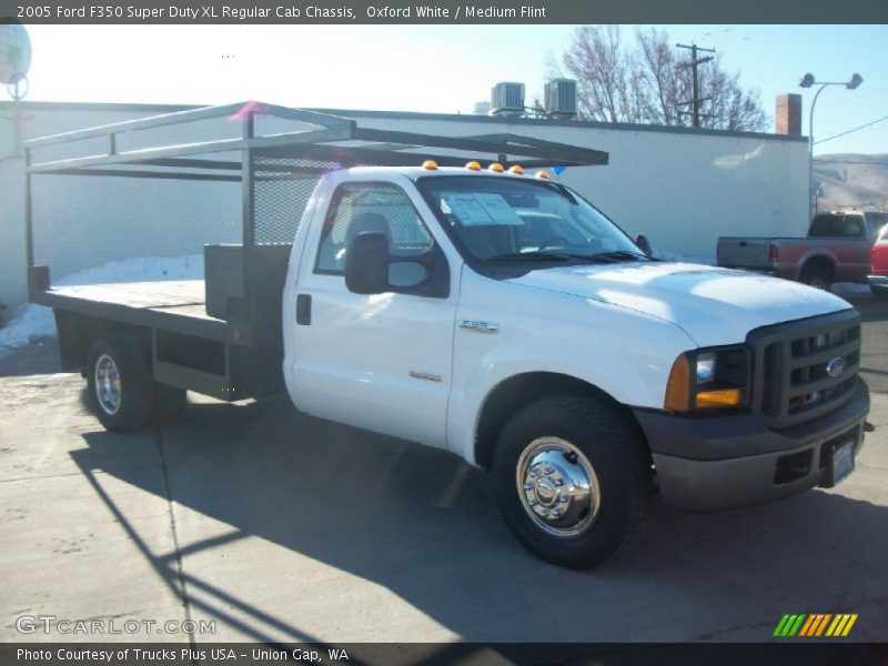 Oxford White / Medium Flint 2005 Ford F350 Super Duty XL Regular Cab Chassis
