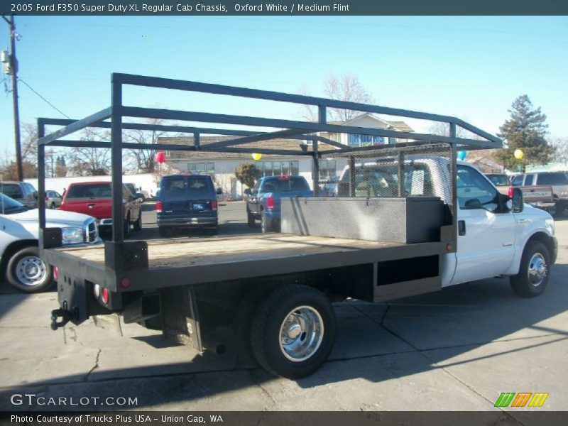 Oxford White / Medium Flint 2005 Ford F350 Super Duty XL Regular Cab Chassis
