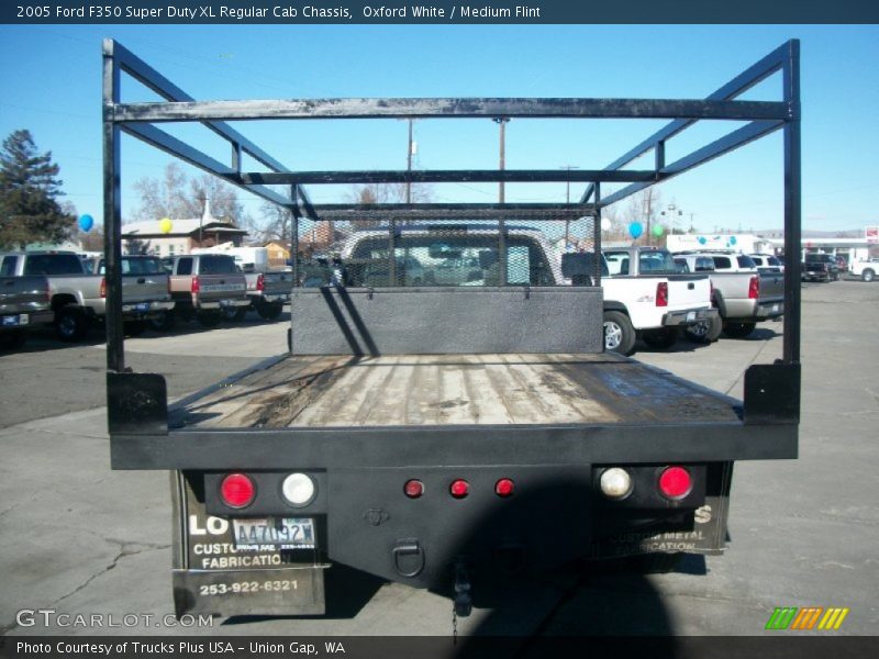 Oxford White / Medium Flint 2005 Ford F350 Super Duty XL Regular Cab Chassis