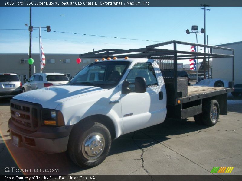 Oxford White / Medium Flint 2005 Ford F350 Super Duty XL Regular Cab Chassis