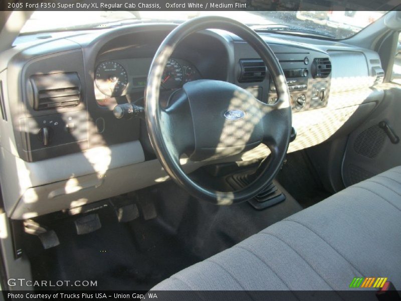 Oxford White / Medium Flint 2005 Ford F350 Super Duty XL Regular Cab Chassis
