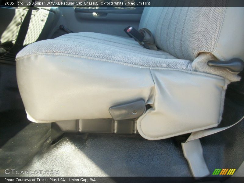 Oxford White / Medium Flint 2005 Ford F350 Super Duty XL Regular Cab Chassis