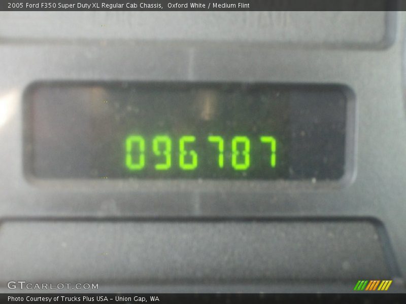 Oxford White / Medium Flint 2005 Ford F350 Super Duty XL Regular Cab Chassis