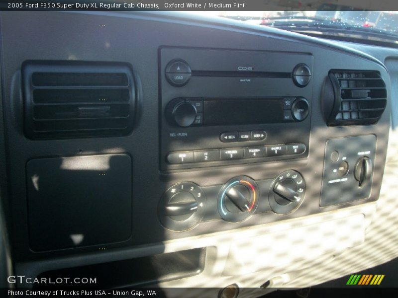 Oxford White / Medium Flint 2005 Ford F350 Super Duty XL Regular Cab Chassis