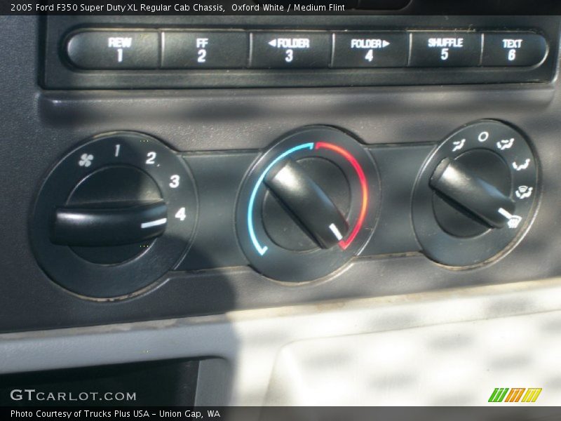 Oxford White / Medium Flint 2005 Ford F350 Super Duty XL Regular Cab Chassis