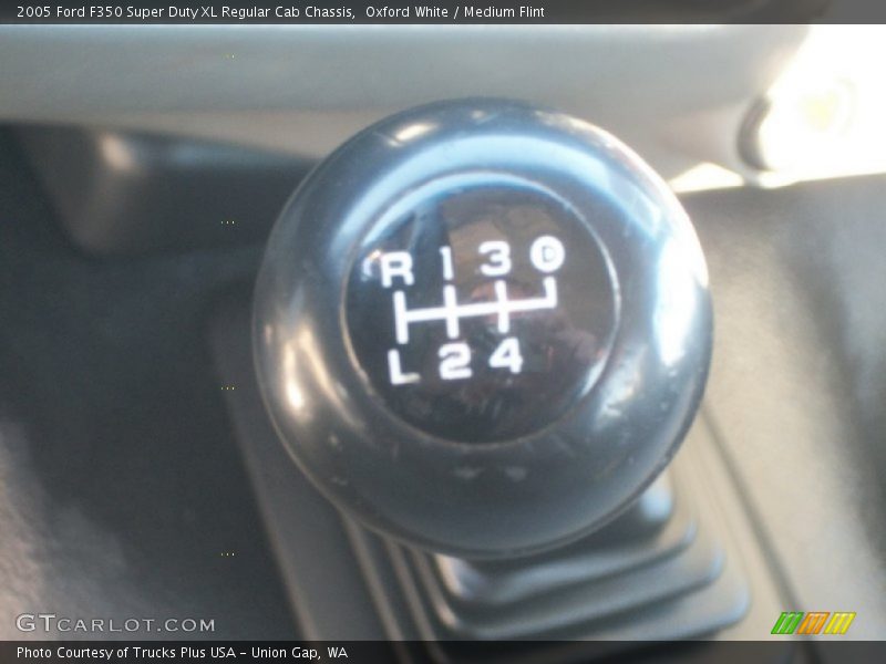 Oxford White / Medium Flint 2005 Ford F350 Super Duty XL Regular Cab Chassis