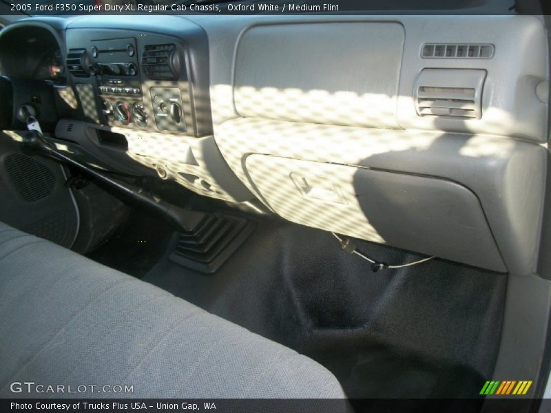 Oxford White / Medium Flint 2005 Ford F350 Super Duty XL Regular Cab Chassis