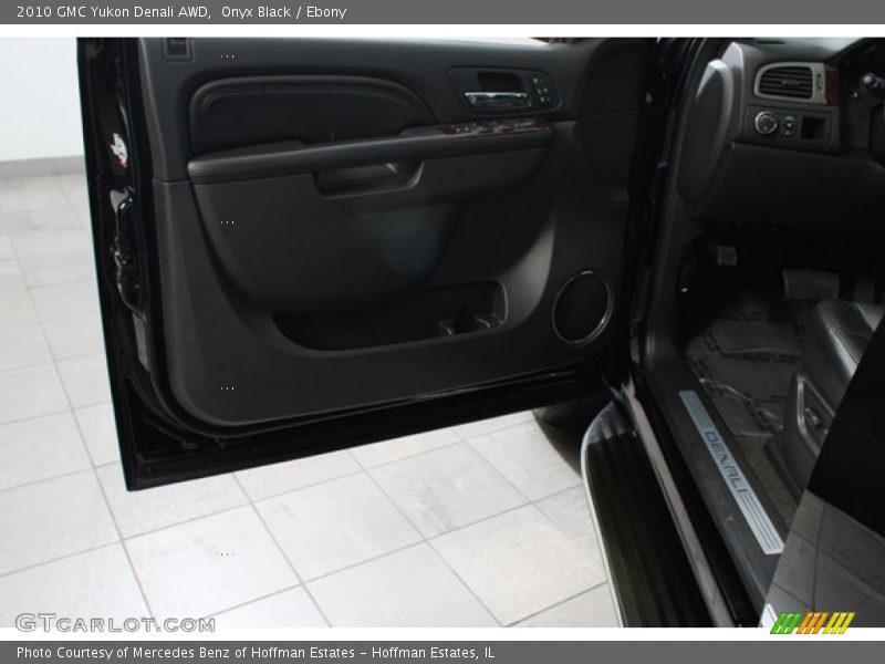 Onyx Black / Ebony 2010 GMC Yukon Denali AWD