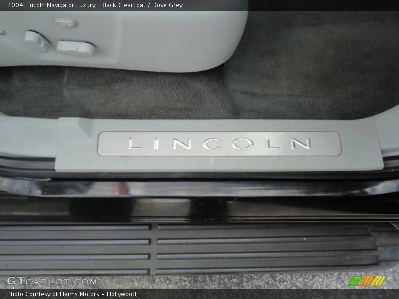 Black Clearcoat / Dove Grey 2004 Lincoln Navigator Luxury