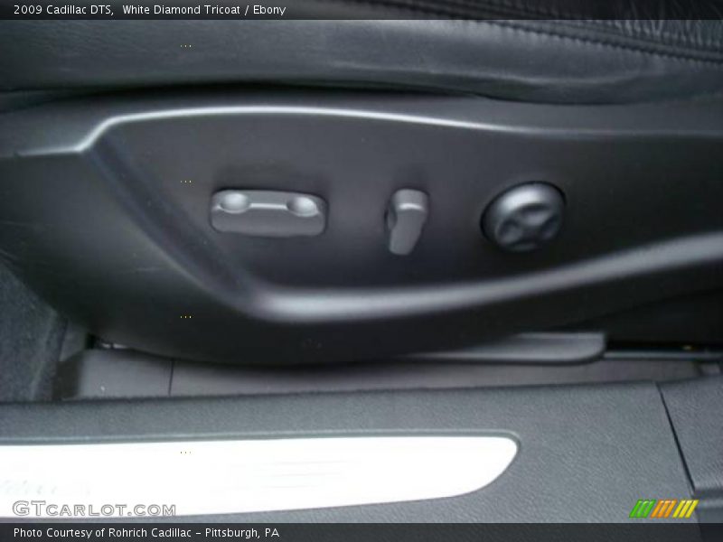 White Diamond Tricoat / Ebony 2009 Cadillac DTS