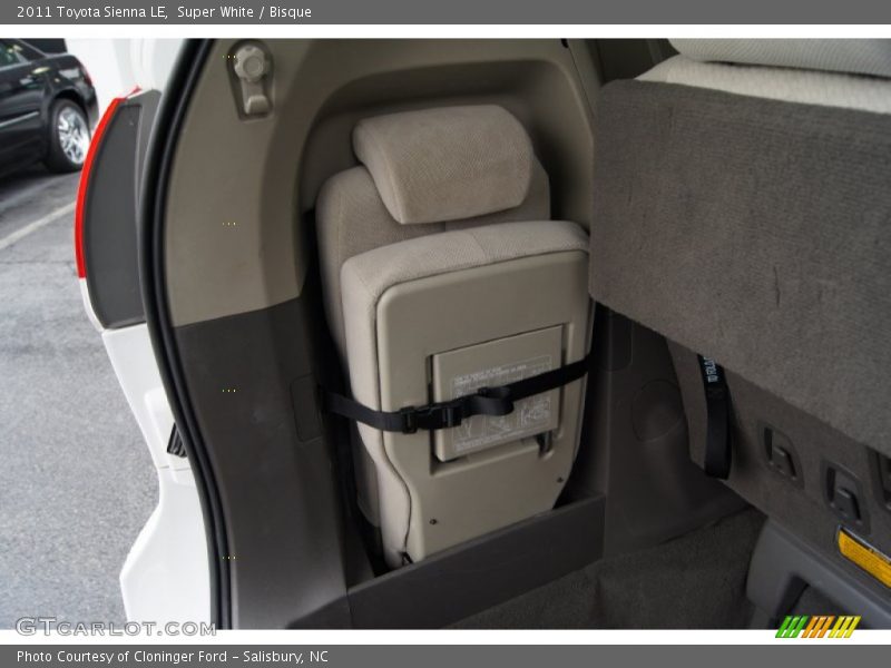Super White / Bisque 2011 Toyota Sienna LE