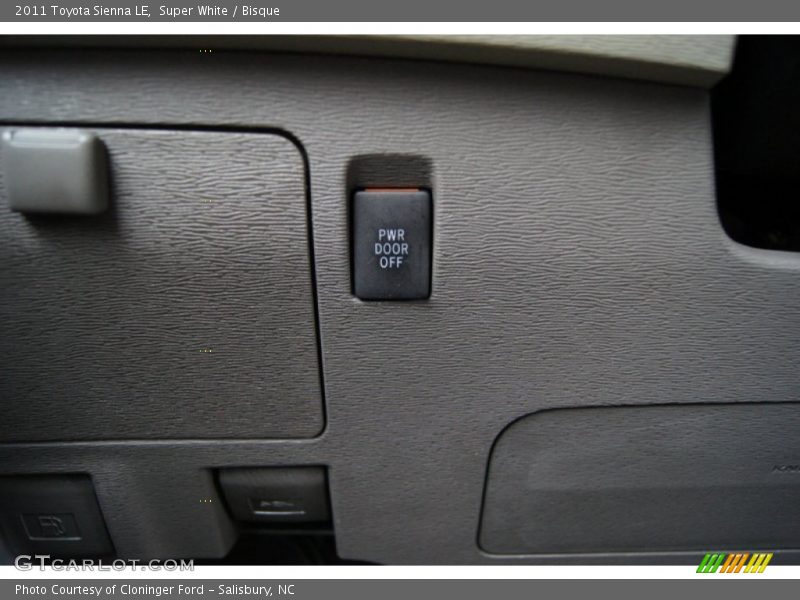 Super White / Bisque 2011 Toyota Sienna LE