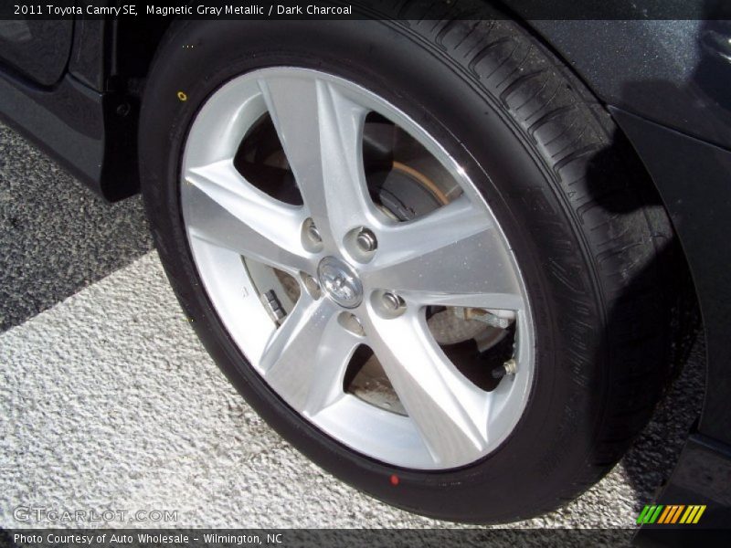 Magnetic Gray Metallic / Dark Charcoal 2011 Toyota Camry SE