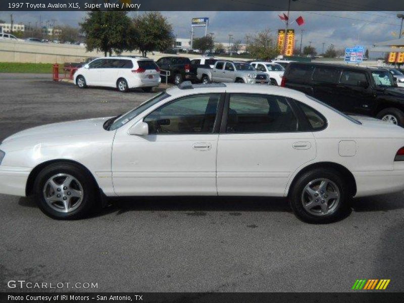 Super White / Ivory 1997 Toyota Avalon XLS