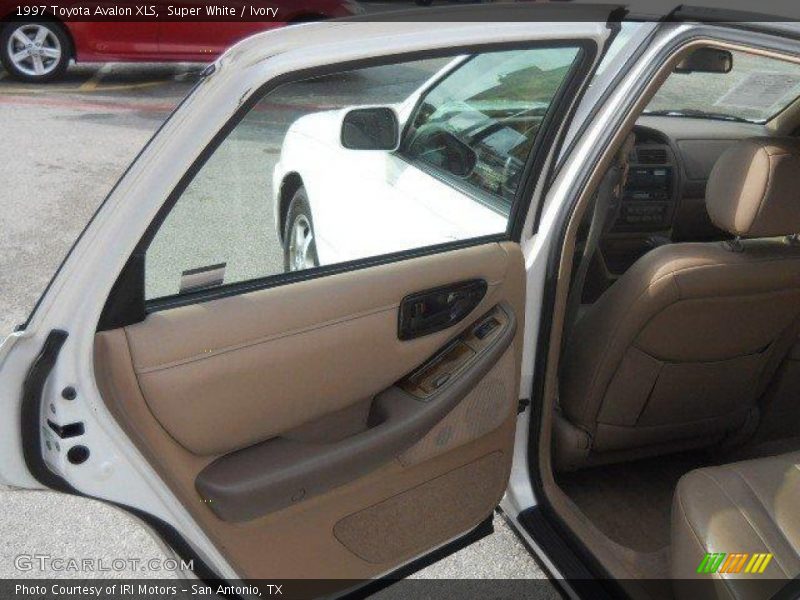 Super White / Ivory 1997 Toyota Avalon XLS