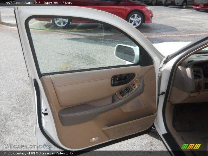 Super White / Ivory 1997 Toyota Avalon XLS
