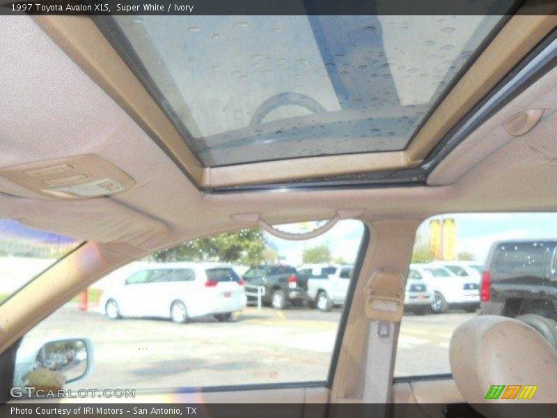 Super White / Ivory 1997 Toyota Avalon XLS