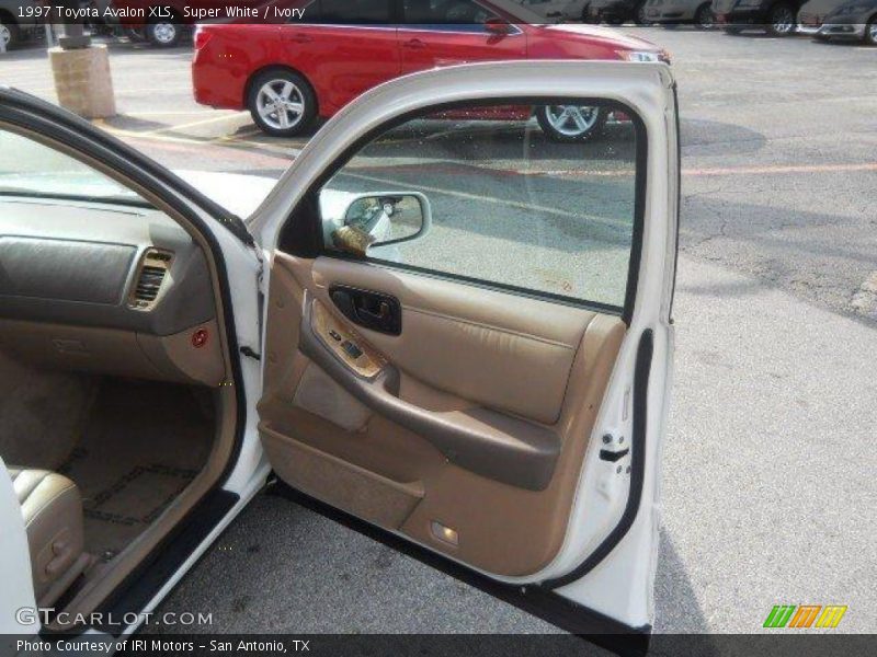 Super White / Ivory 1997 Toyota Avalon XLS