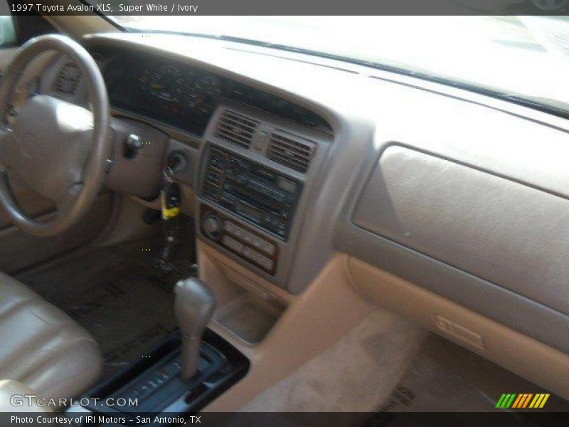 Super White / Ivory 1997 Toyota Avalon XLS