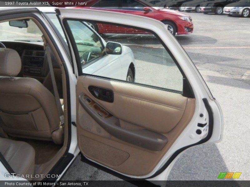 Super White / Ivory 1997 Toyota Avalon XLS
