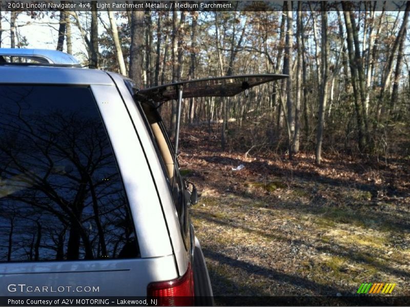 Light Parchment Metallic / Medium Parchment 2001 Lincoln Navigator 4x4