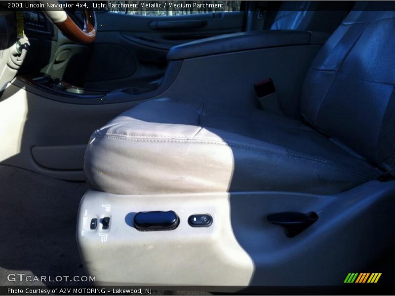 Light Parchment Metallic / Medium Parchment 2001 Lincoln Navigator 4x4