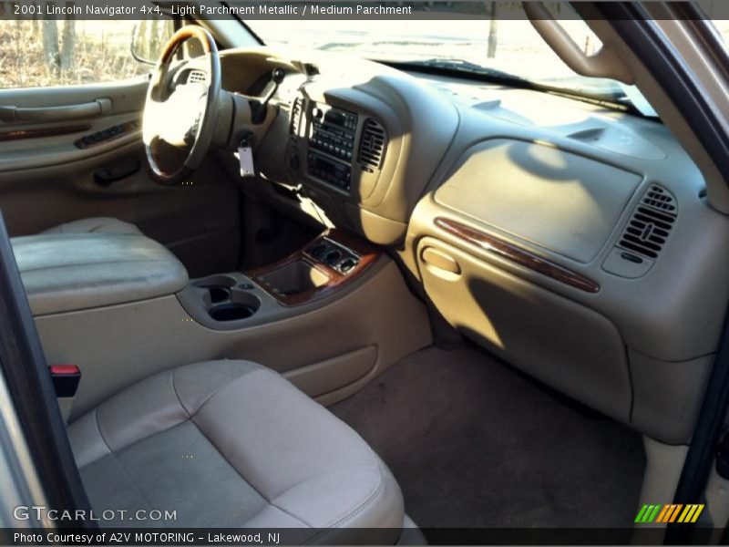 Light Parchment Metallic / Medium Parchment 2001 Lincoln Navigator 4x4