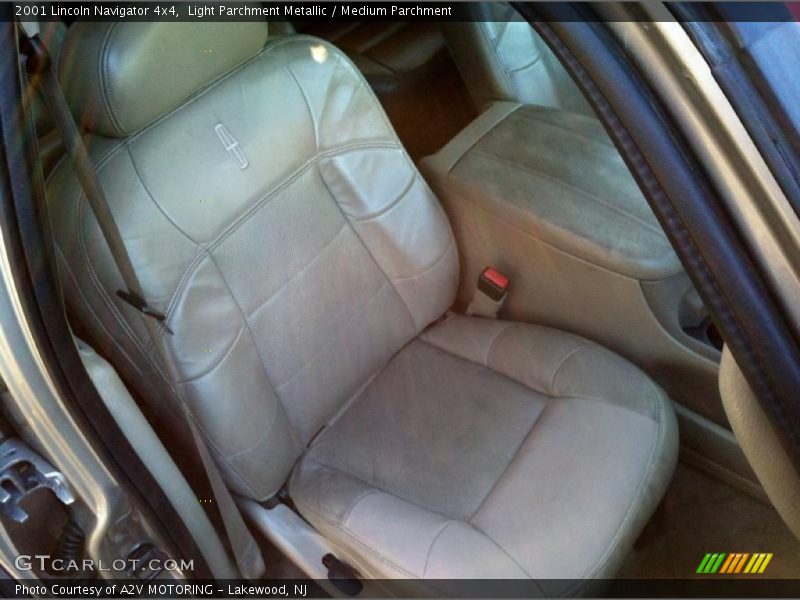 Light Parchment Metallic / Medium Parchment 2001 Lincoln Navigator 4x4