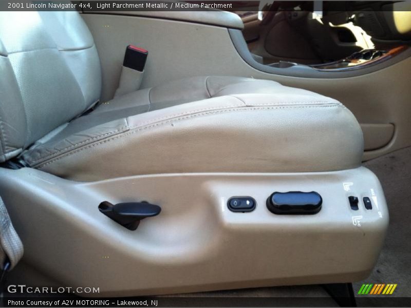 Light Parchment Metallic / Medium Parchment 2001 Lincoln Navigator 4x4