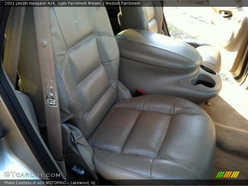 Light Parchment Metallic / Medium Parchment 2001 Lincoln Navigator 4x4