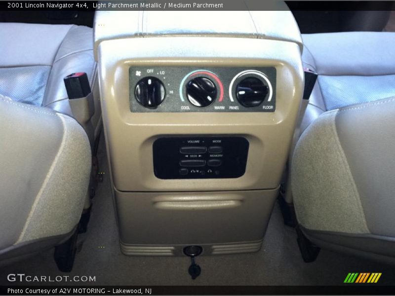 Light Parchment Metallic / Medium Parchment 2001 Lincoln Navigator 4x4