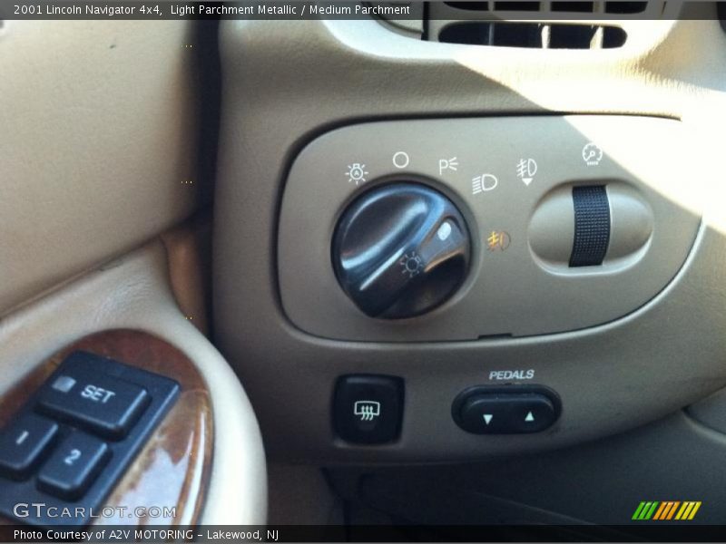 Light Parchment Metallic / Medium Parchment 2001 Lincoln Navigator 4x4