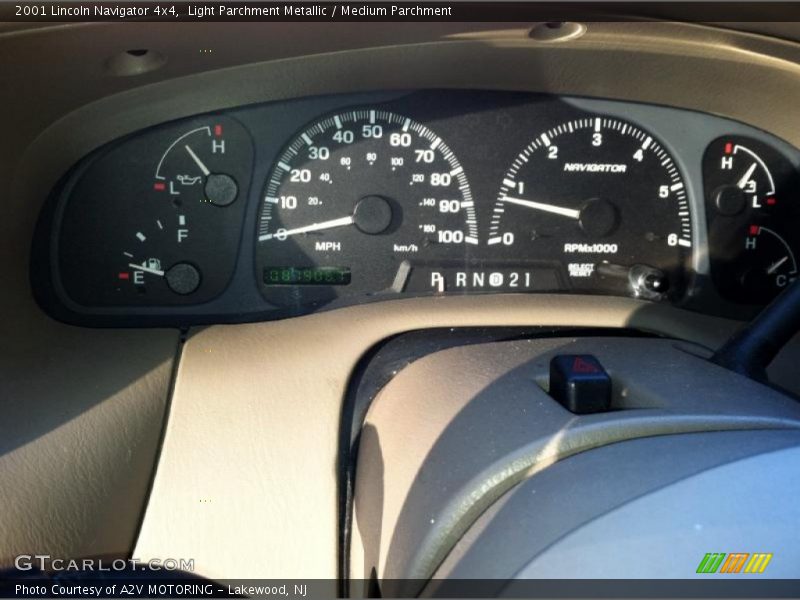 Light Parchment Metallic / Medium Parchment 2001 Lincoln Navigator 4x4
