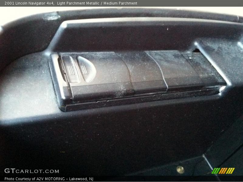 Light Parchment Metallic / Medium Parchment 2001 Lincoln Navigator 4x4