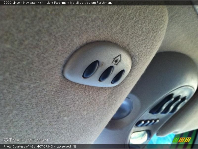 Light Parchment Metallic / Medium Parchment 2001 Lincoln Navigator 4x4