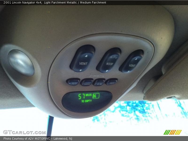 Light Parchment Metallic / Medium Parchment 2001 Lincoln Navigator 4x4