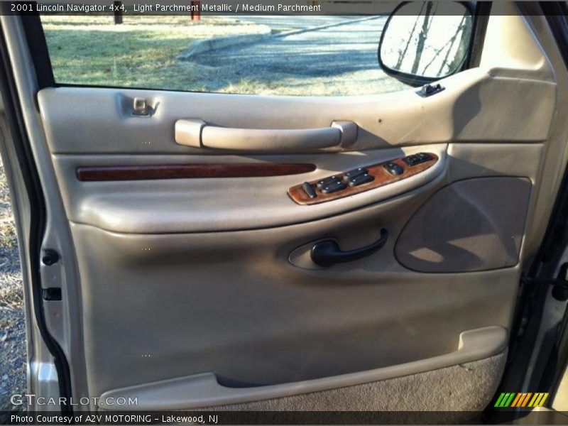 Light Parchment Metallic / Medium Parchment 2001 Lincoln Navigator 4x4