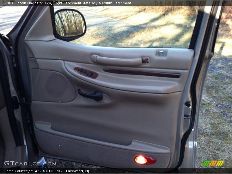 Light Parchment Metallic / Medium Parchment 2001 Lincoln Navigator 4x4
