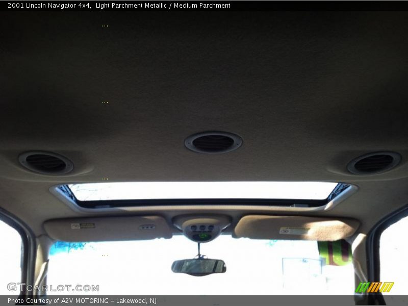 Light Parchment Metallic / Medium Parchment 2001 Lincoln Navigator 4x4